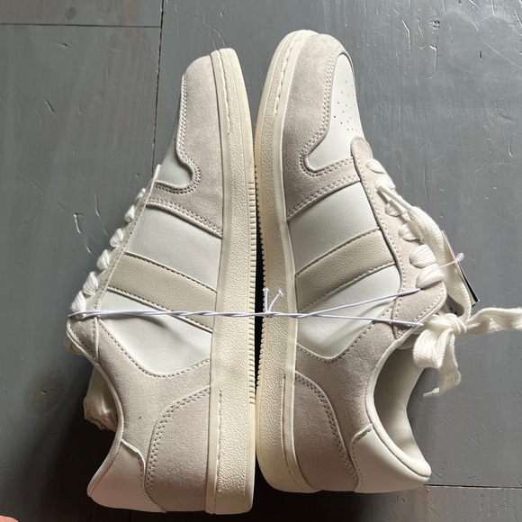 Universal Thread Women's White and Cream Sneakers - Picture 8 of 8